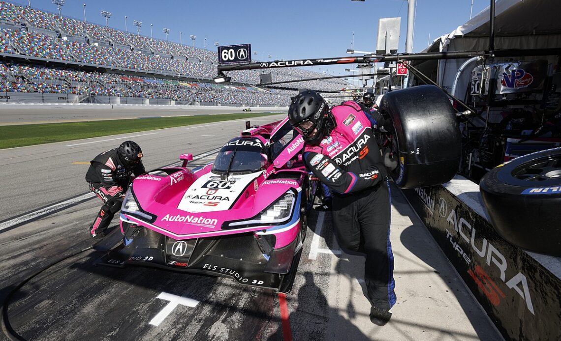 Castroneves leads at three-hour mark before puncture