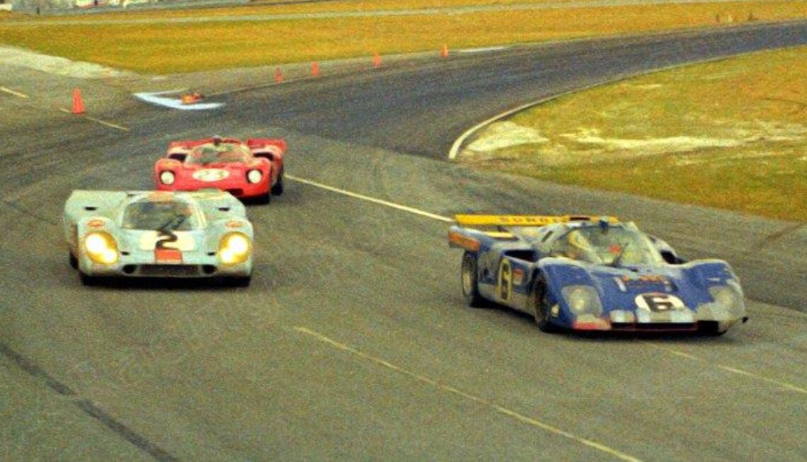 Ferrari 512 and Porsche 917 battling for the lead during the 1971 Daytona 24