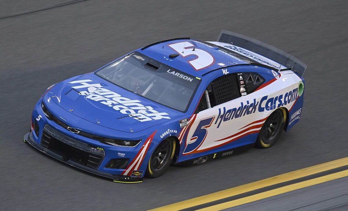 Kyle Larson wins Daytona 500 pole in all-Hendrick front row