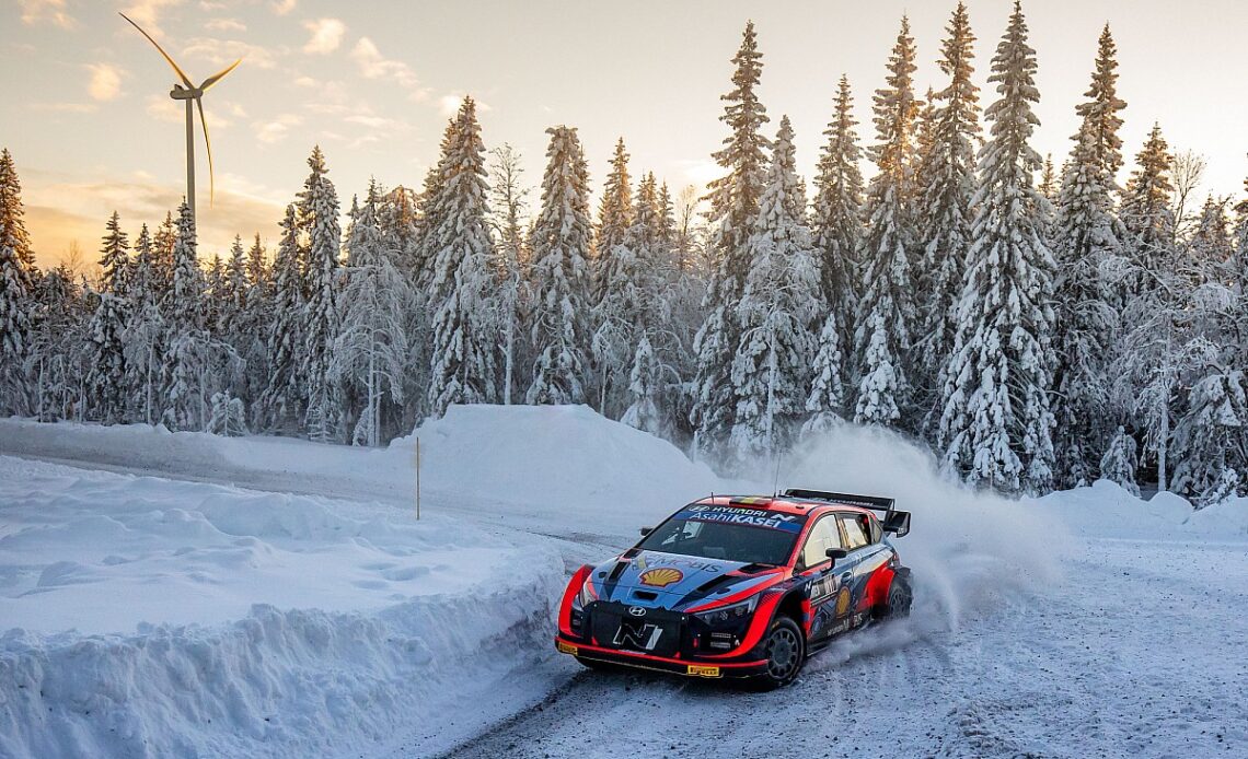 Neuville snatches lead after eventful afternoon loop