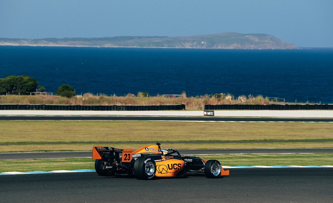 Phillip Island S5000: Macrow controls Race 2