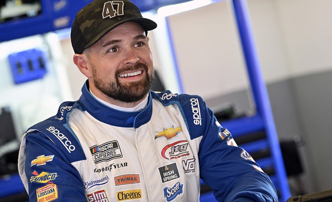 Stenhouse leads action-packed practice at Atlanta