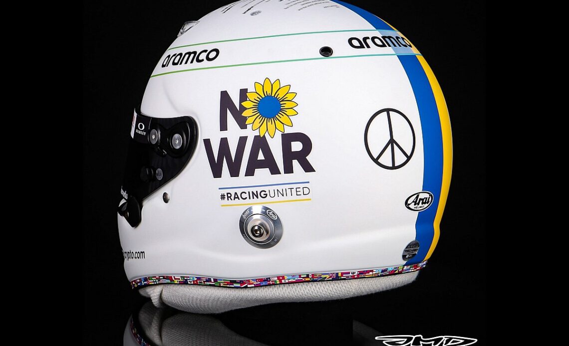 Vettel reveals 'No War' helmet design at Bahrain F1 test