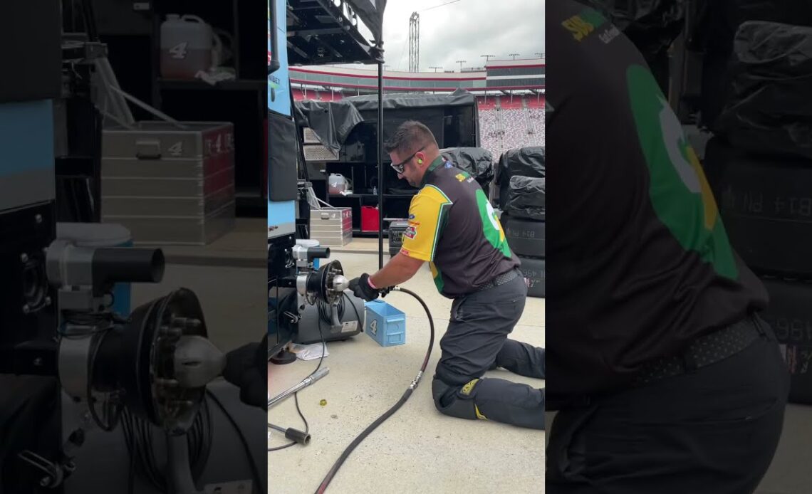 5 on 5 off: Watch Kevin Harvick's tire changer practice a pit stop | #shorts | NASCAR