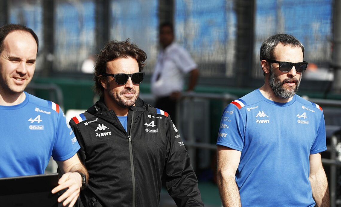 Alonso expects to stay in F1 for "two or three more years"