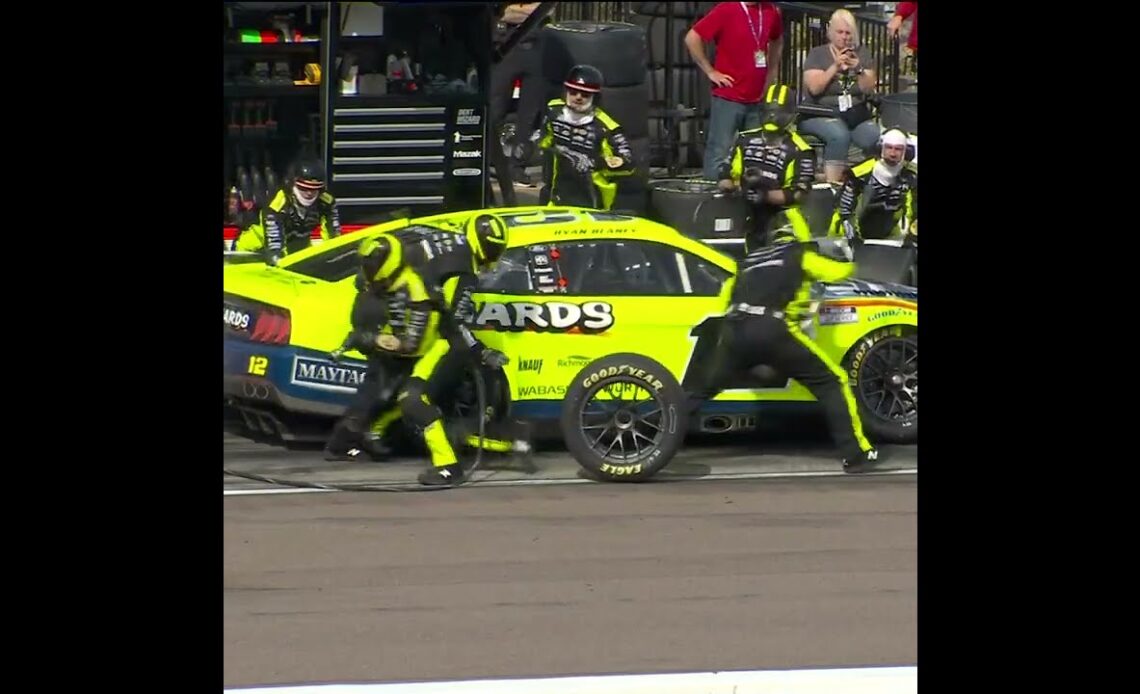Blaney's pit crew loses a nut on pit road #shorts
