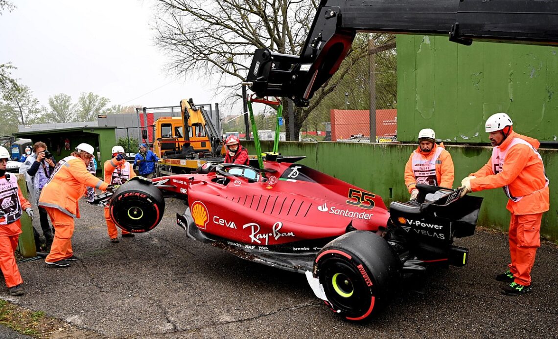 Sainz has to manage pressure of frontrunning F1 car