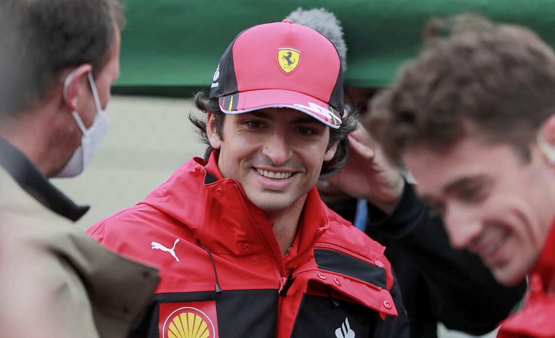 Sainz "laughing" at Ferrari contract talks rumours story