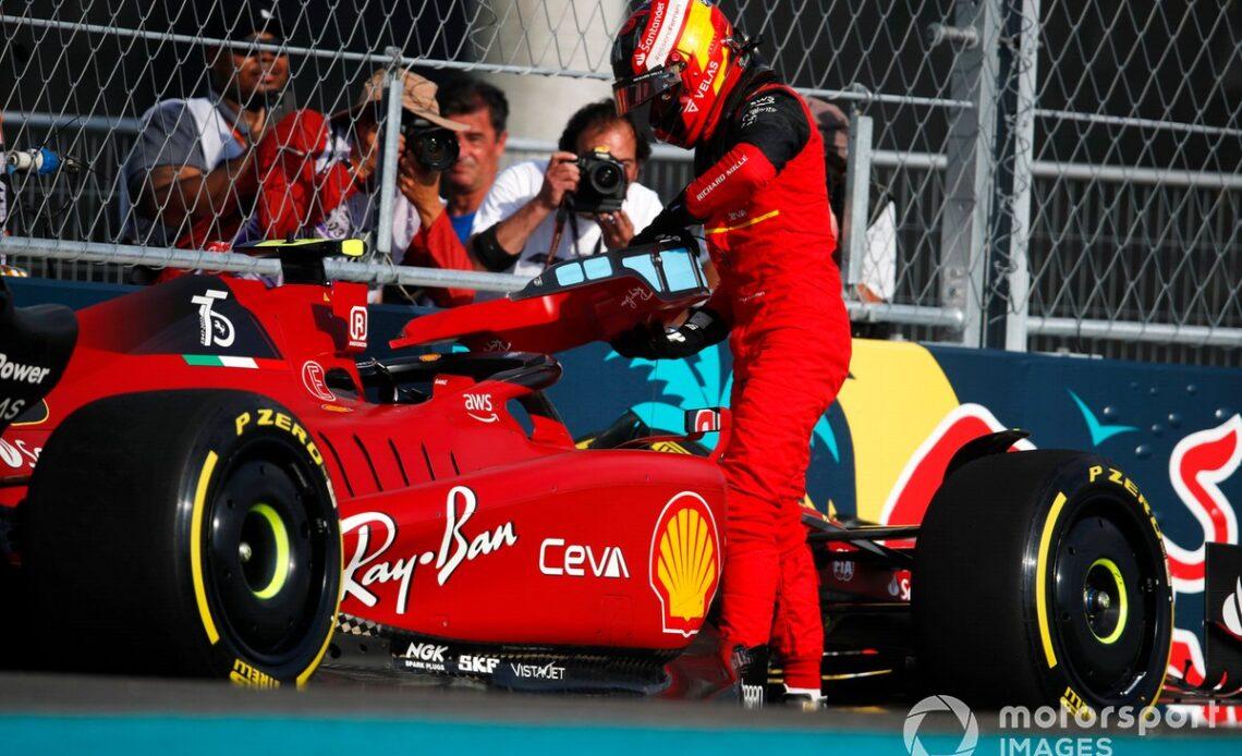 Carlos Sainz Jr., Ferrari F1-75, leaves his car at the end of FP2