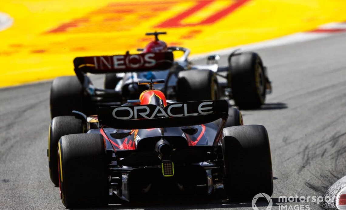 George Russell, Mercedes W13, Max Verstappen, Red Bull Racing RB18