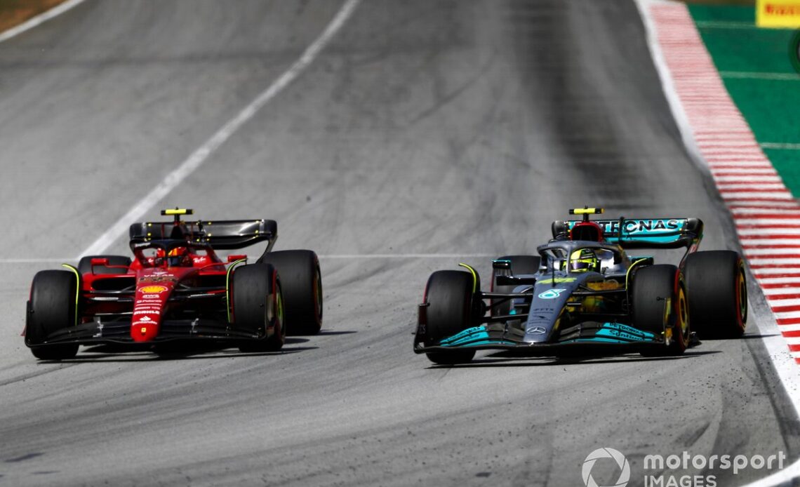 Lewis Hamilton passes Carlos Sainz on lap 60