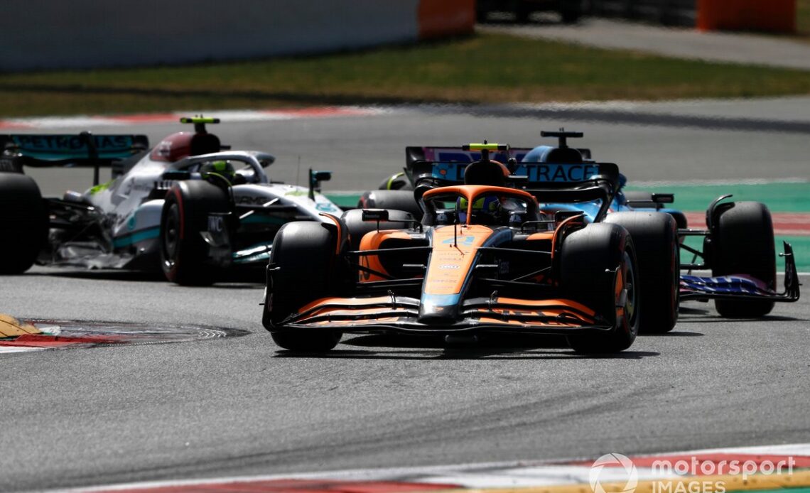 Lando Norris, McLaren MCL36, Fernando Alonso, Alpine A522, Lewis Hamilton, Mercedes W13