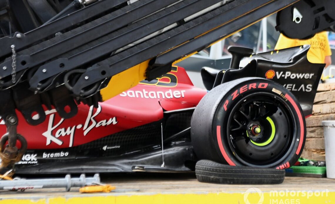 The damaged car of Carlos Sainz, Ferrari F1-75, on a truck after Qualifying