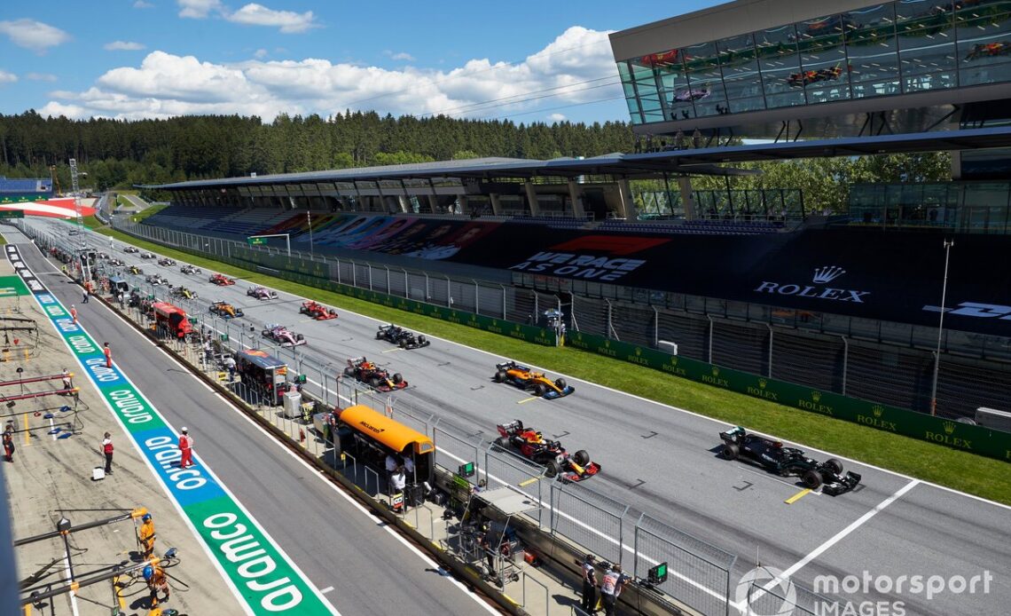 Valtteri Bottas, Mercedes AMG F1, starts the race in pole position