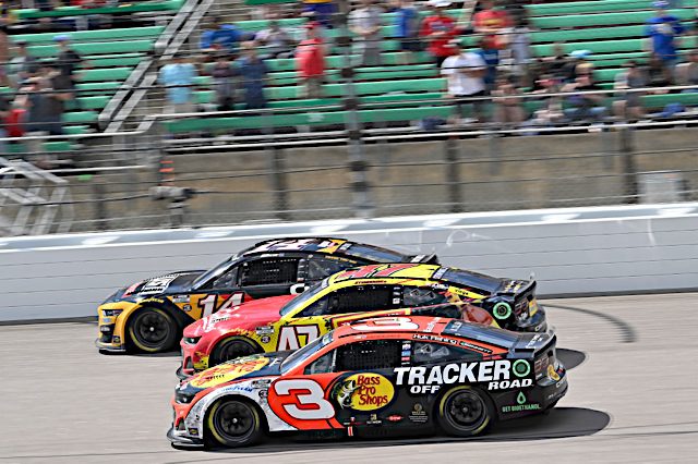 Three-wide NASCAR race action at Kansas Speedway, May 2022. Photo: NKP