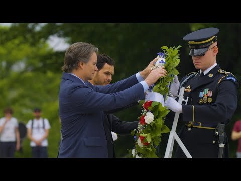 Kyle Larson, Jeff Gordon pay respects at the Tomb of the Unknown Soldier