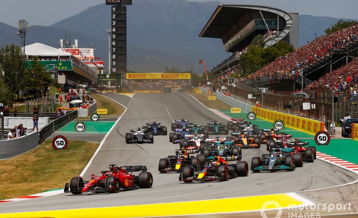 Charles Leclerc, Ferrari F1-75, Max Verstappen, Red Bull Racing RB18, George Russell, Mercedes W13, Sergio Perez, Red Bull Racing RB18, Carlos Sainz, Ferrari F1-75, Lewis Hamilton, Mercedes W13, the rest of the field at the start