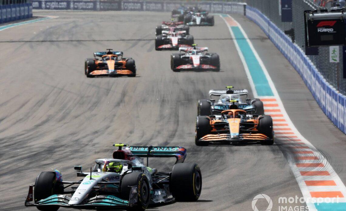 Lewis Hamilton, Mercedes W13, Lando Norris, McLaren MCL36, Yuki Tsunoda, AlphaTauri AT03
