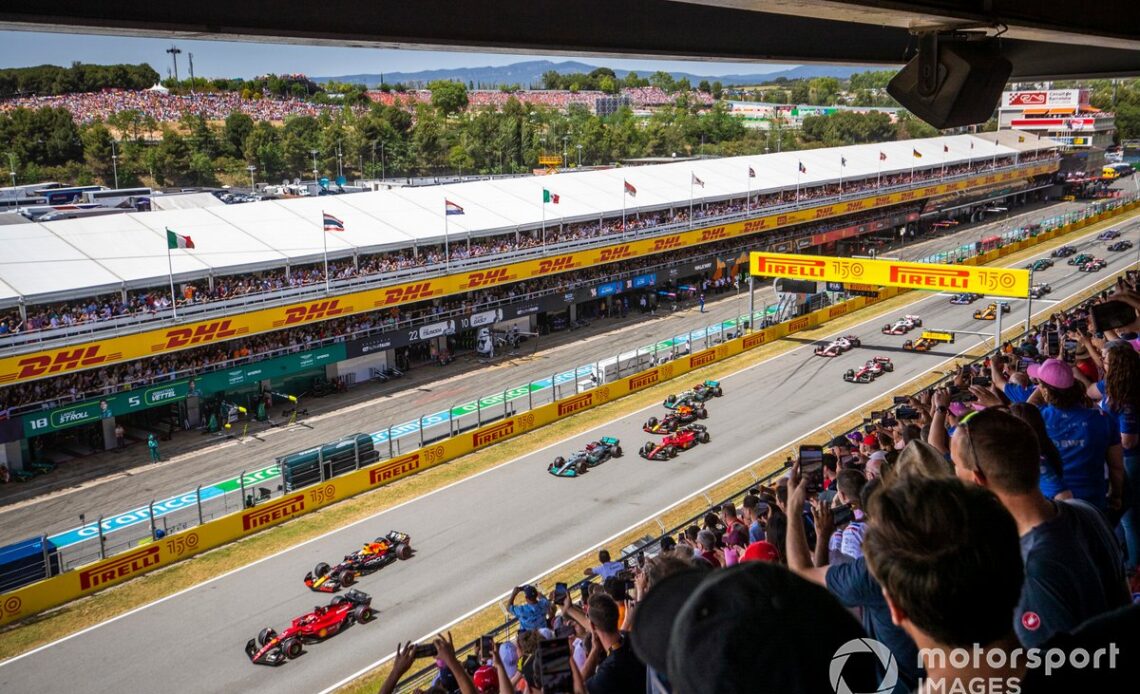 Charles Leclerc, Ferrari F1-75, Max Verstappen, Red Bull Racing RB18, Sergio Perez, Red Bull Racing RB18, George Russell, Mercedes W13, Carlos Sainz, Ferrari F1-75, Lewis Hamilton, Mercedes W13, the rest of the field away at the start