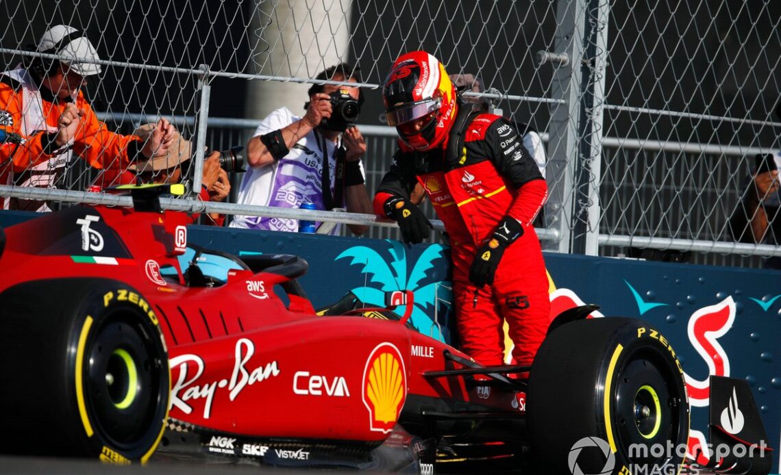 Carlos Sainz, Ferrari F1-75, leaves his car at the end of FP2