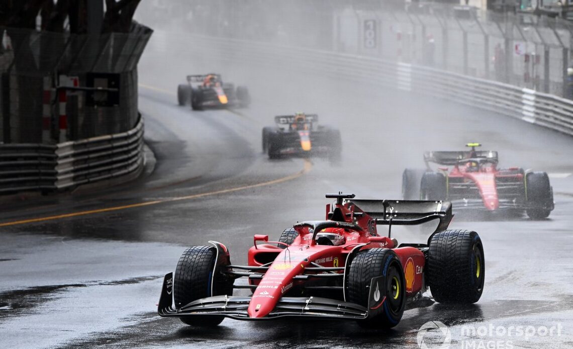 Charles Leclerc, Ferrari F1-75, Carlos Sainz, Ferrari F1-75, Sergio Perez, Red Bull Racing RB18