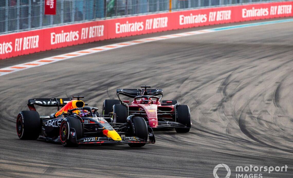 Max Verstappen, Red Bull Racing RB18, Charles Leclerc, Ferrari F1-75