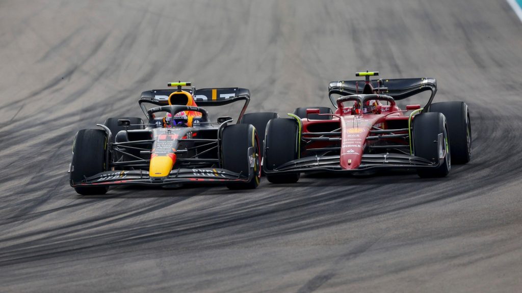 Sergio Perez, Red Bull, battles Carlos Sainz, Ferrari. United States, May 2022.