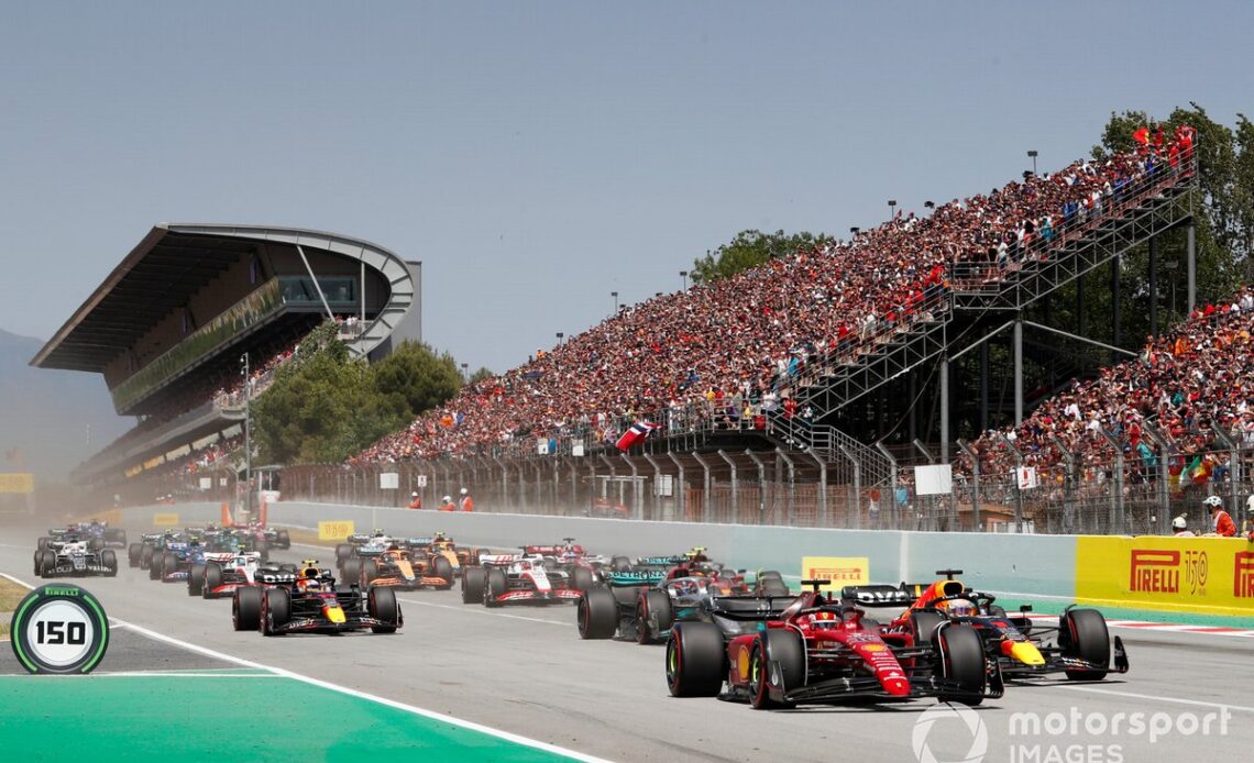 Charles Leclerc, Ferrari F1-75, Max Verstappen, Red Bull Racing RB18, George Russell, Mercedes W13, Sergio Perez, Red Bull Racing RB18, Carlos Sainz, Ferrari F1-75, Lewis Hamilton, Mercedes W13, the rest of the field at the start