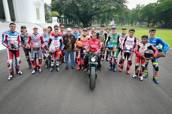 Jakarta MotoGP riders group photo with Joko Widodo, President of Indonesia