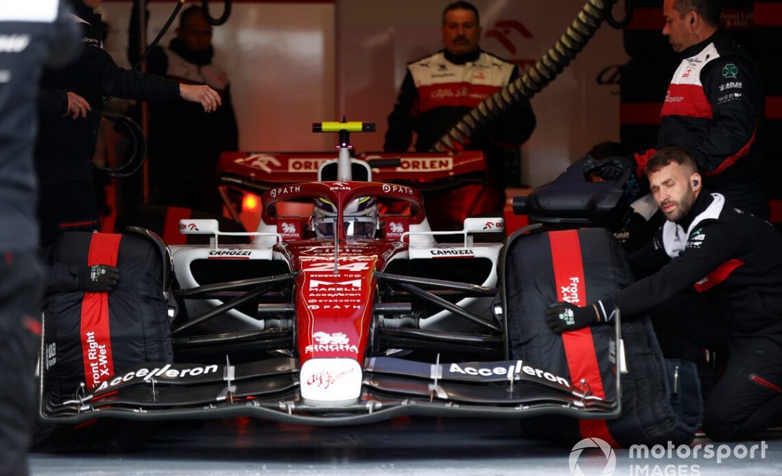 Zhou Guanyu, Alfa Romeo C42, in the garage