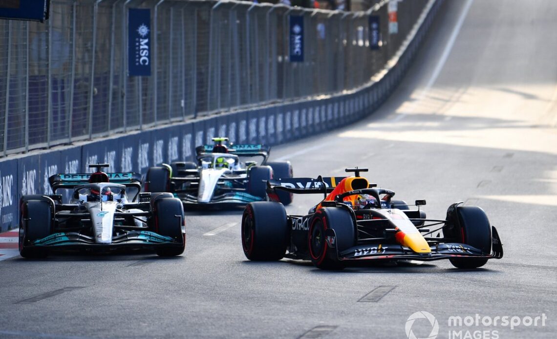 Max Verstappen, Red Bull Racing RB18, George Russell, Mercedes W13, Lewis Hamilton, Mercedes W13