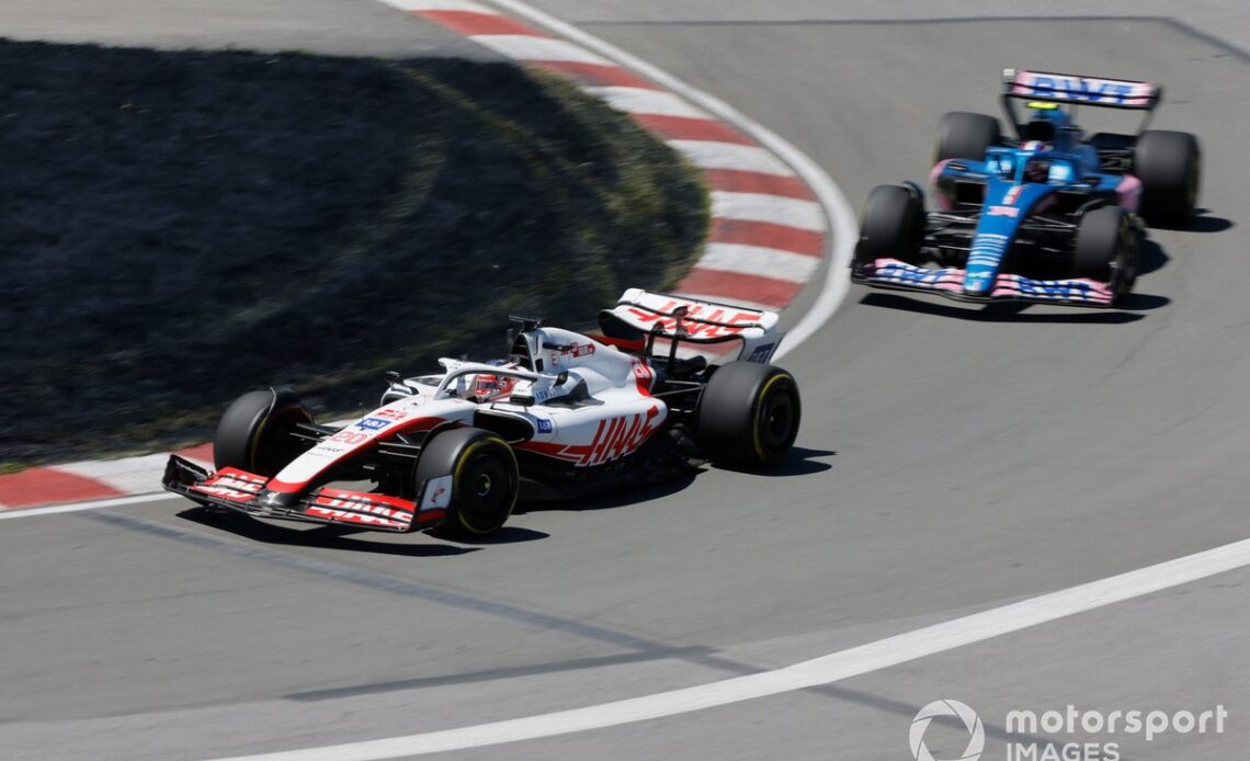 Kevin Magnussen, Haas VF-22, Esteban Ocon, Alpine A522