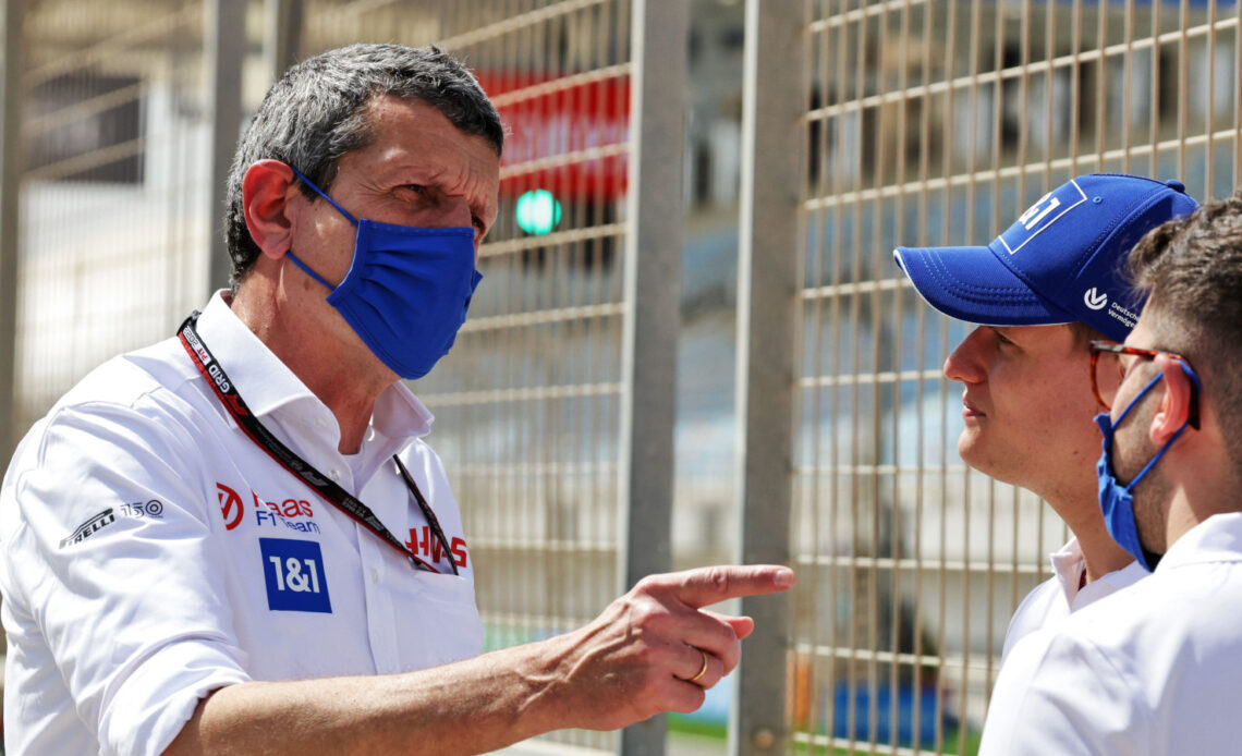 Guenther Steiner points towards Mick Schumacher. Bahrain March 2022