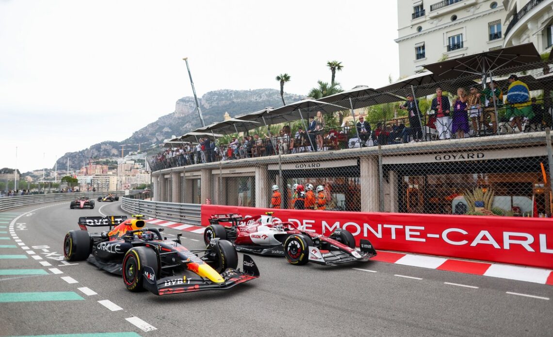 Sergio Perez, Red Bull Racing RB18, Zhou Guanyu, Alfa Romeo C42