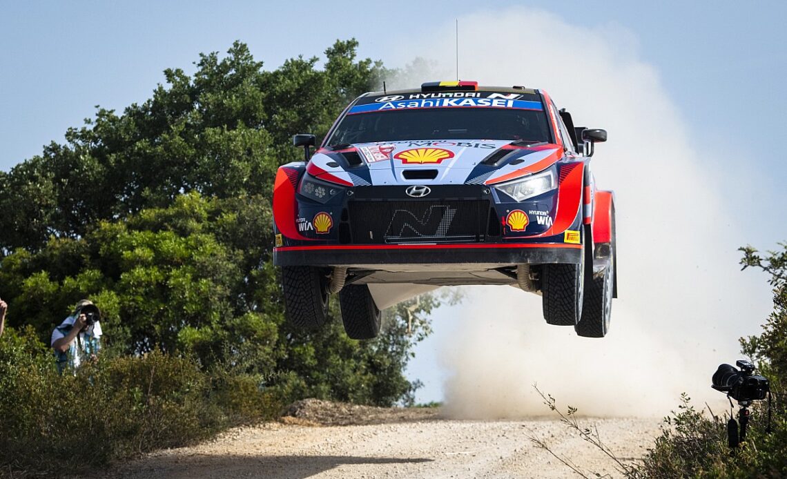 Neuville claims early lead after super special stage win