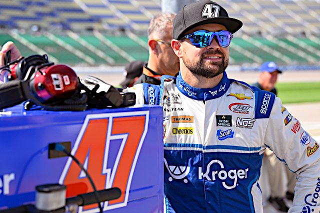 Ricky Stenhouse Jr. Re-Signs Multi-Year Deal With JTG Daugherty