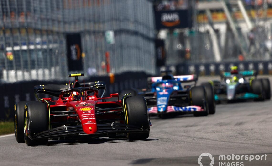 Carlos Sainz, Ferrari F1-75, Fernando Alonso, Alpine A522