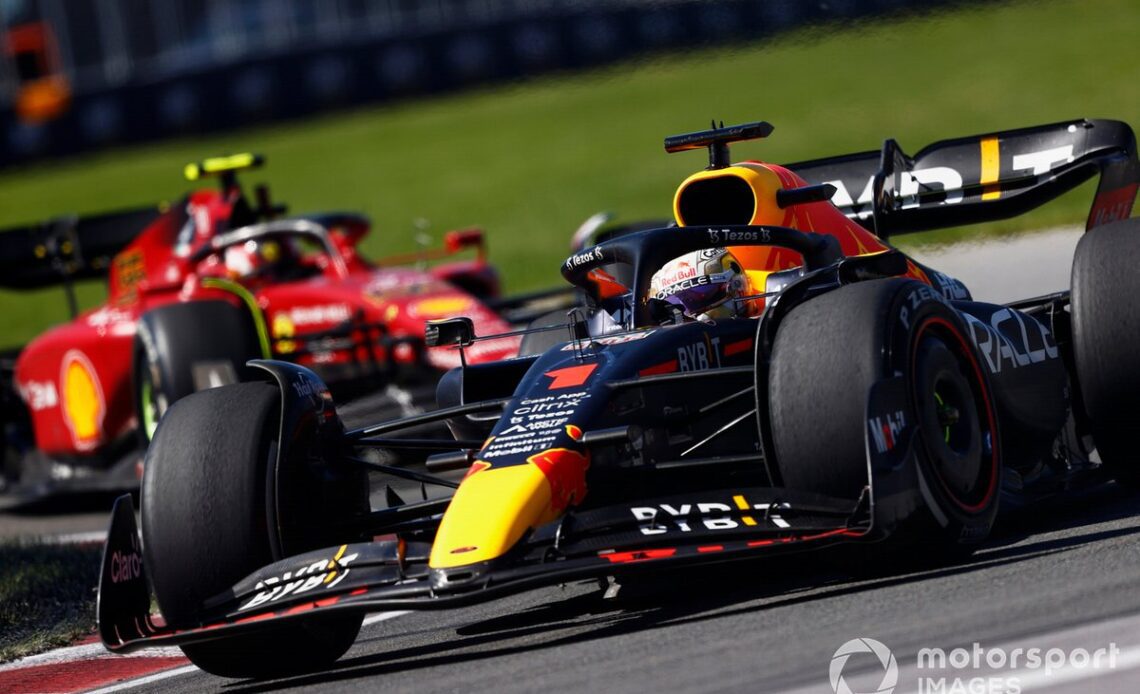 Max Verstappen, Red Bull Racing RB18, Carlos Sainz, Ferrari F1-75