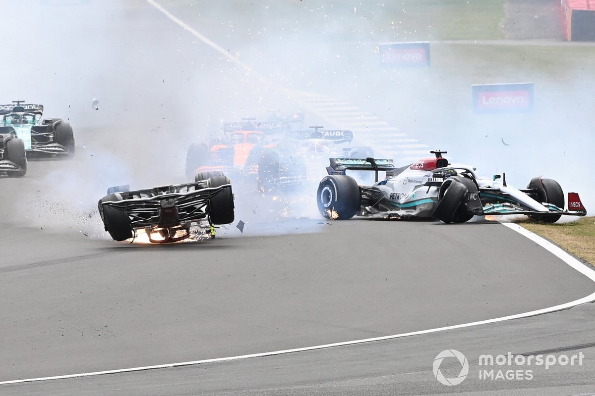 The accident involving Zhou Guanyu, Alfa Romeo C42, George Russell, Mercedes W13 at the start of the race