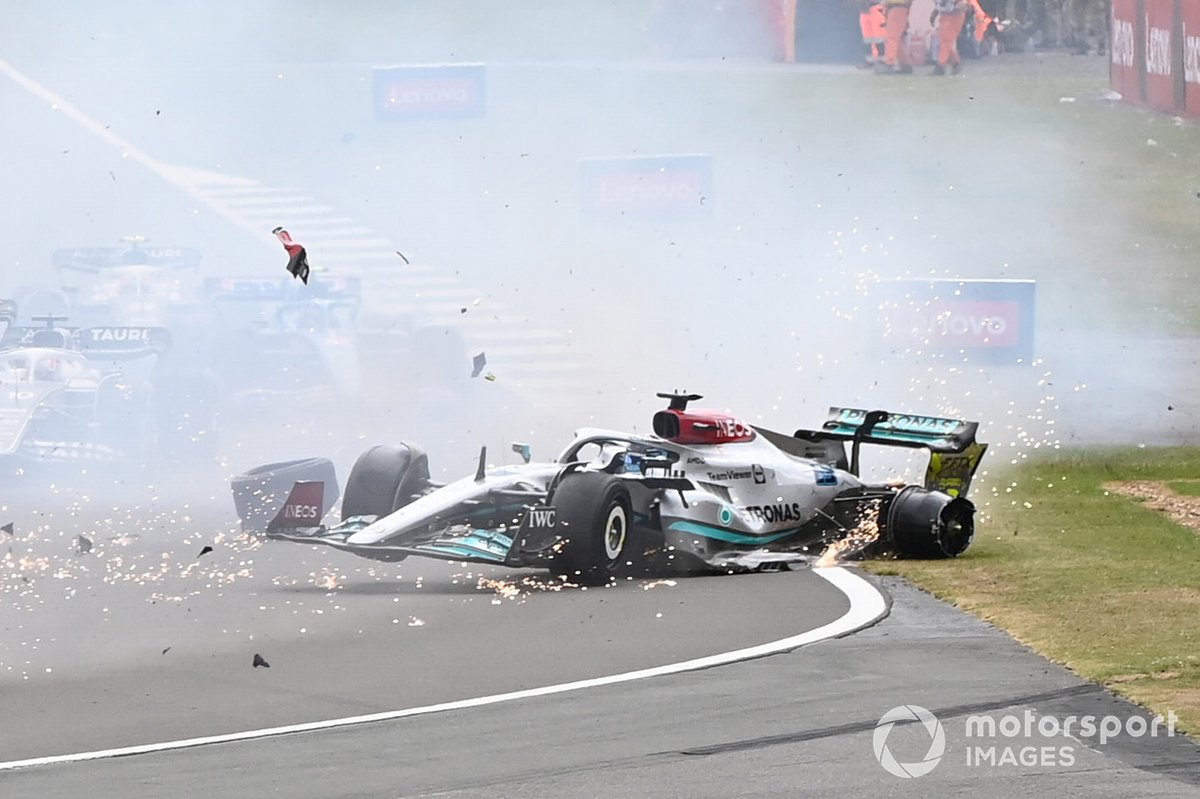 A crash involving George Russell, Mercedes W13 unfolds at the start