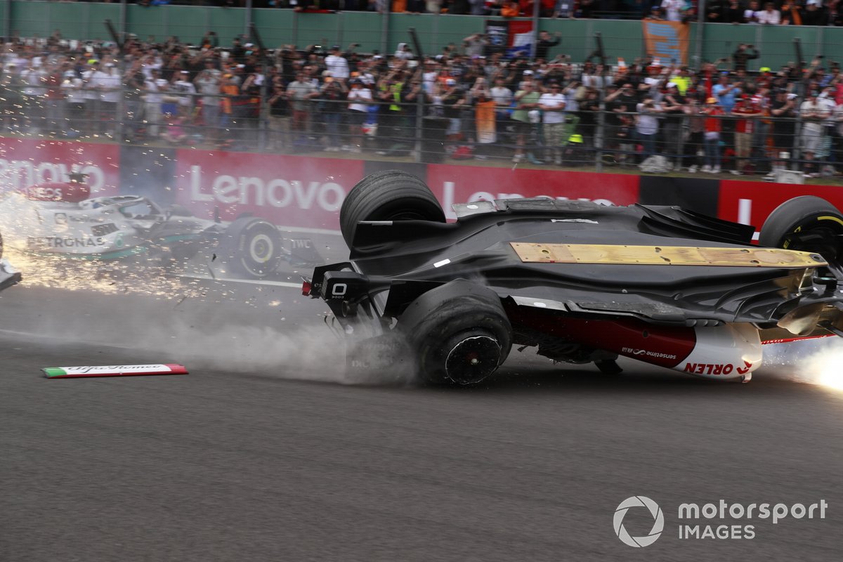 Zhou Guanyu, Alfa Romeo C42 crashes at start of race