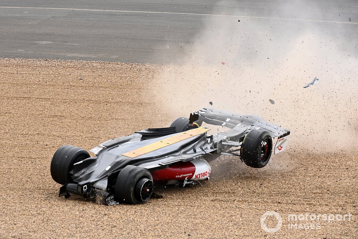 Zhou Guanyu, Alfa Romeo C42 crashes at start of race