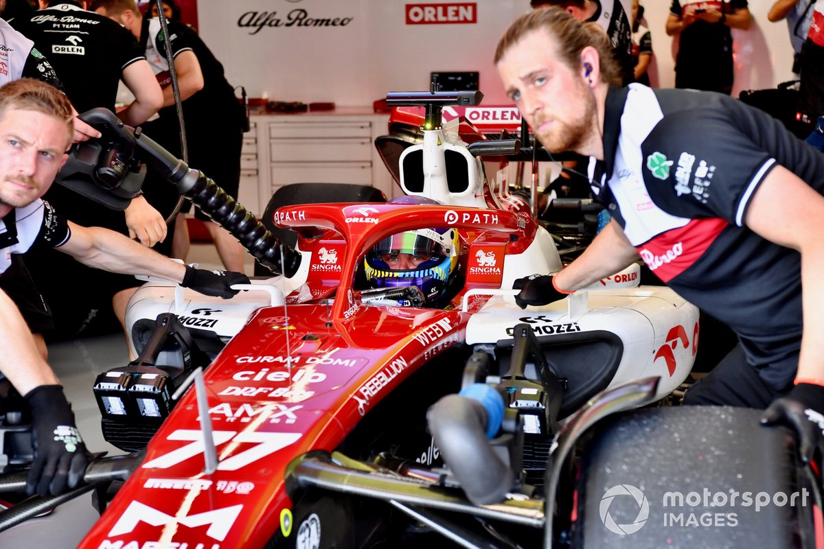 Valtteri Bottas, Alfa Romeo C42, in the garage