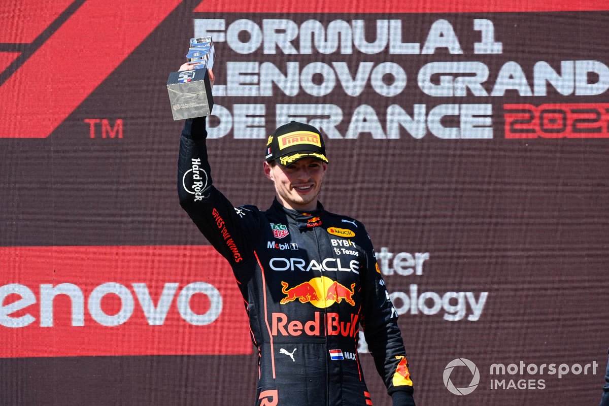 Max Verstappen, Red Bull Racing, 1st position, lifts his trophy