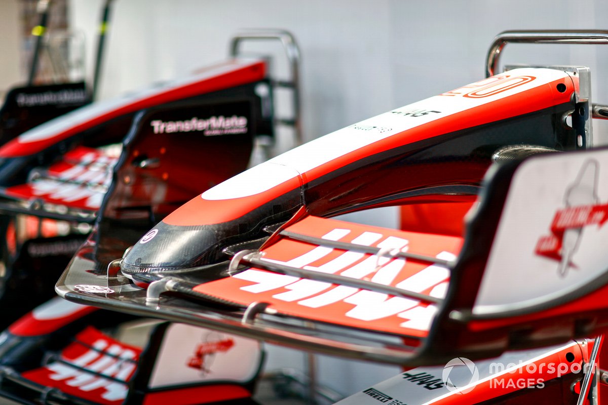 Haas VF-22 front wings in the pit lane