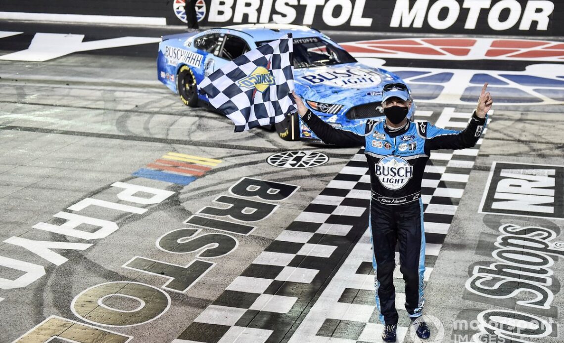 Race winner Kevin Harvick, Stewart-Haas Racing, Ford Mustang