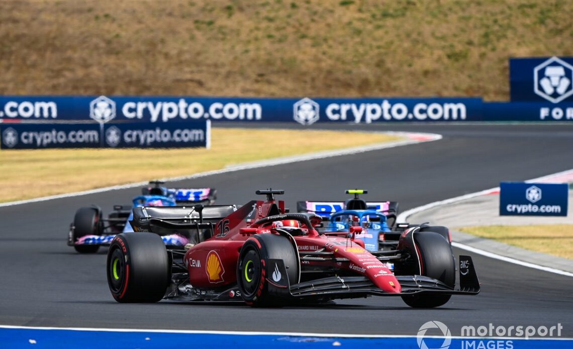 Charles Leclerc, Ferrari F1-75, Esteban Ocon, Alpine A522, Fernando Alonso, Alpine A522