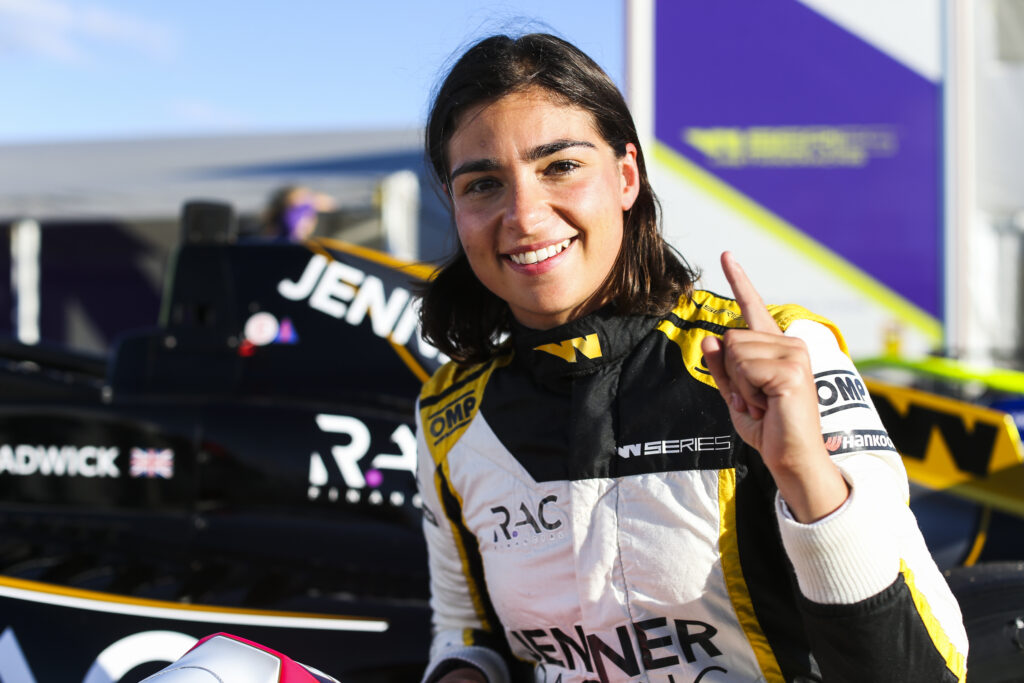 Jamie Chadwick completes pole position hat-trick