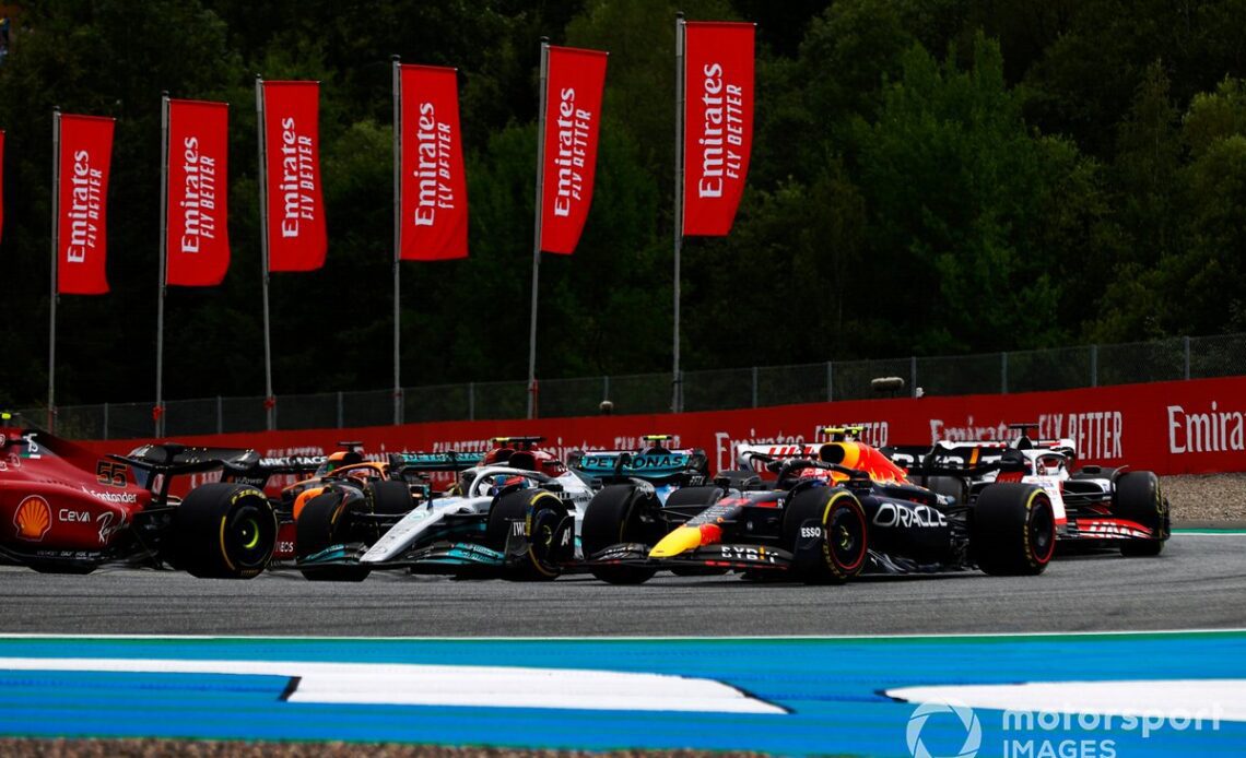 Sergio Perez, Red Bull Racing RB18, George Russell, Mercedes W13, Kevin Magnussen, Haas VF-22, Lewis Hamilton, Mercedes W13