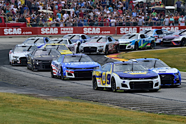 Chase Elliott racing in front of the pack in the 2022 NASCAR Cup Series' Kwik Trip 250 at Road America, NKP